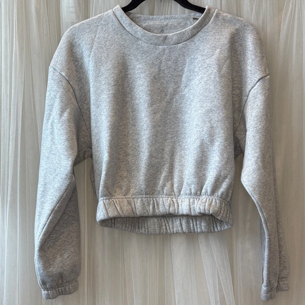🔥4/$20 Adidas Light Gray Women's Cropped Sweatshirt - Picture 2 of 8